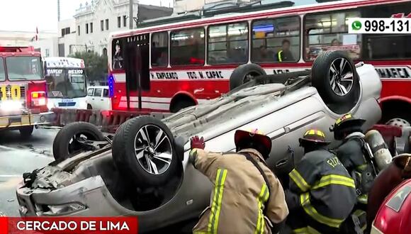 Cercado de Lima: conductor queda herido tras volcar su auto en la avenida Abancay