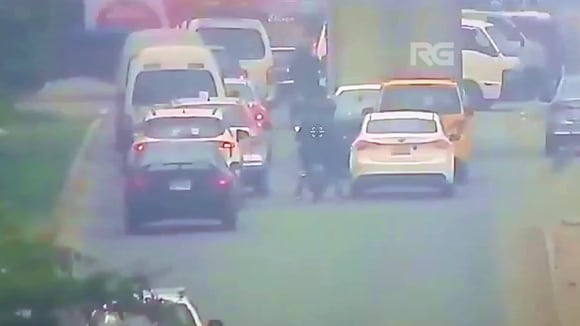 TROME | Cámaras de seguridad captaron el preciso instante del ataque a la camioneta del excongresista Óscar Medelius. Video: X