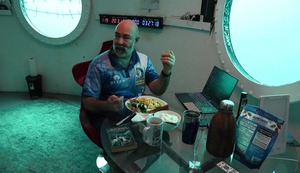 ¡Increíble! Hombre establece récord de 120 días bajo el mar