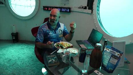 ¡Increíble! Hombre establece récord de 120 días bajo el mar