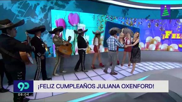 Juliana Oxenford serenata por su cumpleaños
