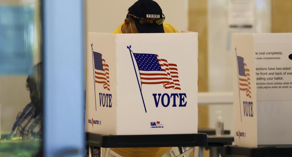 Imagen referencial. Un ciudadano emite su voto en las elecciones presidenciales de Estados Unidos en la Biblioteca Pública C. Blythe Andrews, Jr. en Tampa. (EFE/EPA/PETER FOLEY).