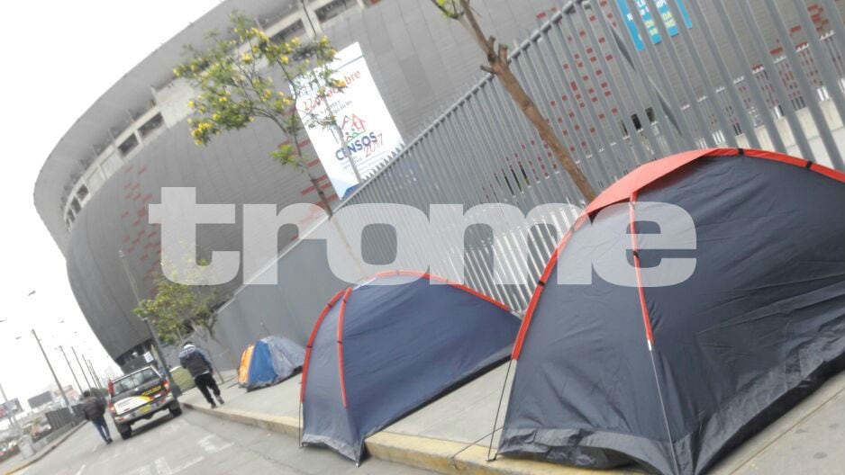 Policía desalojó a las personas que esta madrugada empezaron a acampar para comprar las entradas del Perú vs. Colombia.
