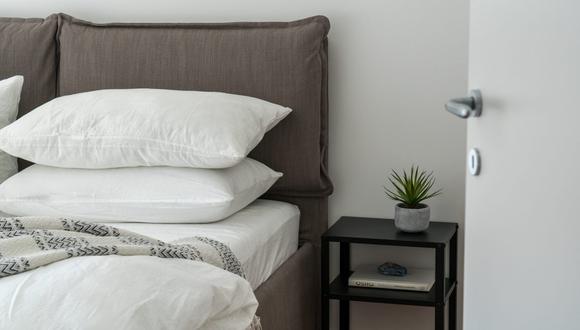 Lavarlas y cuidarlas hará que tus almohadas se mantengan blancas por más tiempo. (Foto: Castorly Stock / Pexels)
