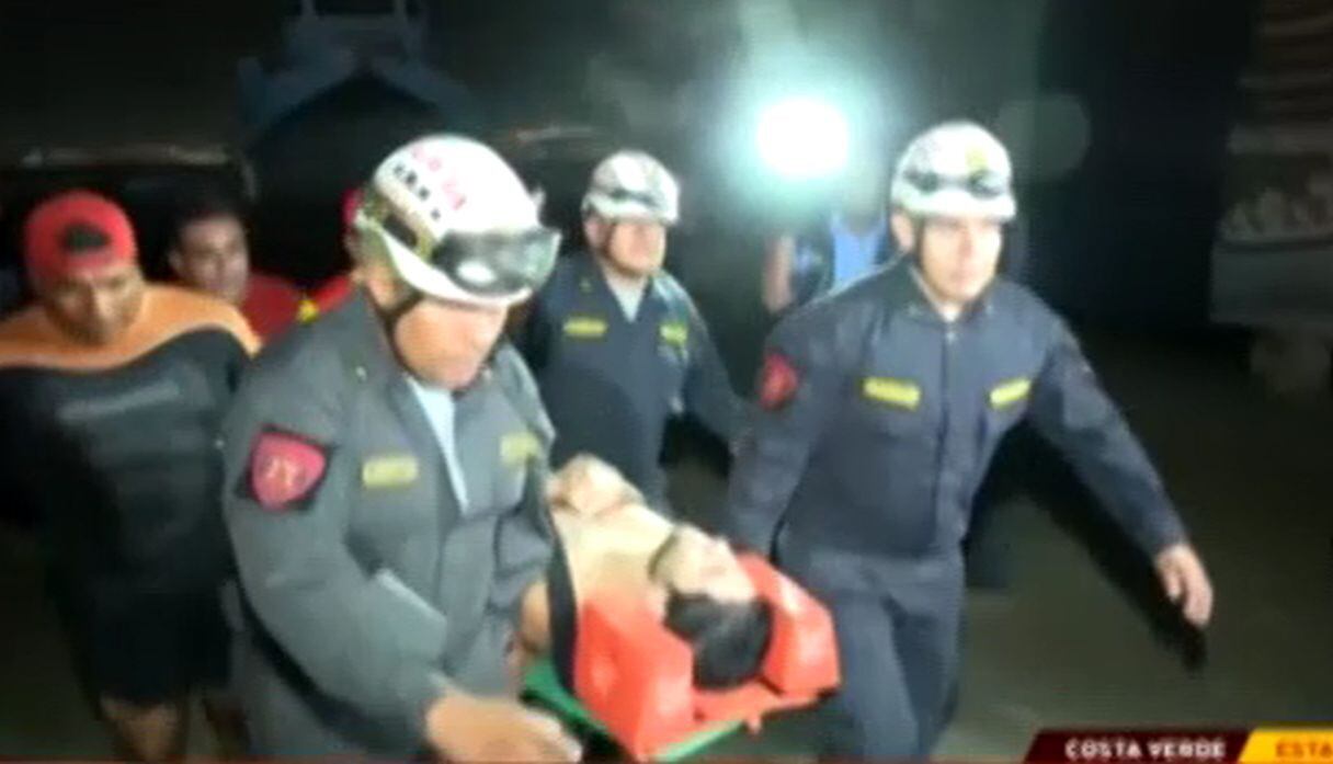 Joven en presunto estado de ebriedad se metió al mar de Marbella y por poco muere ahogado. Foto: Captura de ATV Noticias