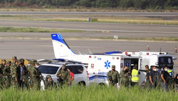 Soldados son atendidos en el Aeropuerto Camilo Daza de Cúcuta, Colombia, luego de que dos explosiones dejaran al menos tres personas muertas. (Foto: Schneyder MENDOZA / AFP)