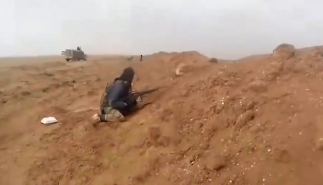 El momento en que un comandante del grupo terrorista ISIS fue abandonado a su suerte tras ataque fallido. (Capturas: YouTube)
