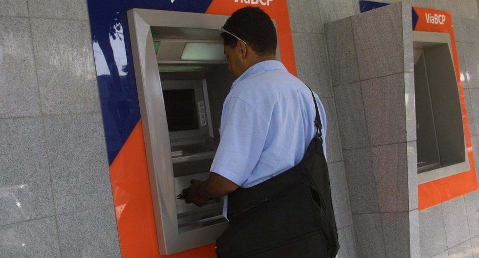 Cuidado con retirar fuertes cantidades de dinero del banco. FOTO: FERNANDO FUJIMOTO / EL COMERCIO
