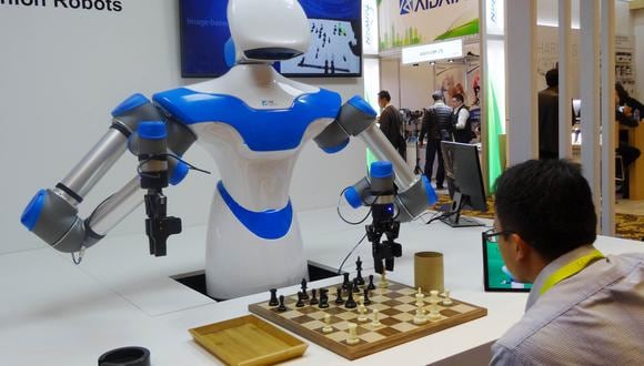 Un robot desarrollado por ingenieros de Taiwán mueve piezas de ajedrez en un tablero contra un oponente, en el Consumer Electronic Show (CES) de 2017 en Las Vegas, Nevada, el 8 de enero de 2017. (Foto referencial: Rob Lever / AFP)