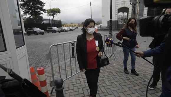 La fiscal Jenny Atauchi llegó este martes a la sede de Gobierno.  (Fotos:  Anthony Niño de Guzmán / @photo.gec)