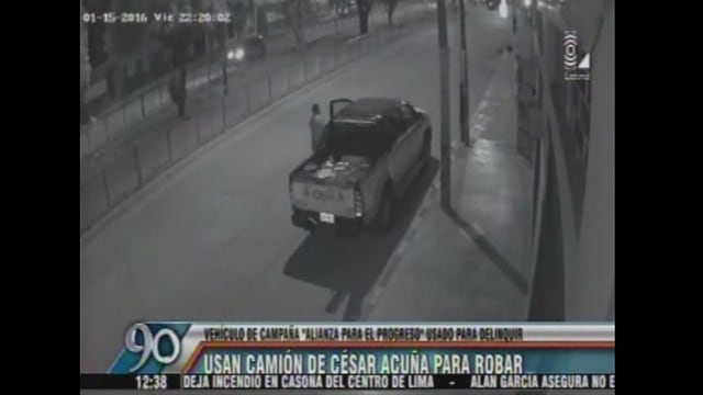 Los ocupantes de una camioneta usada para la campaña electoral de César Acuña utilizaron este vehículo para robar, en Tumbes. (Captura: Latina)