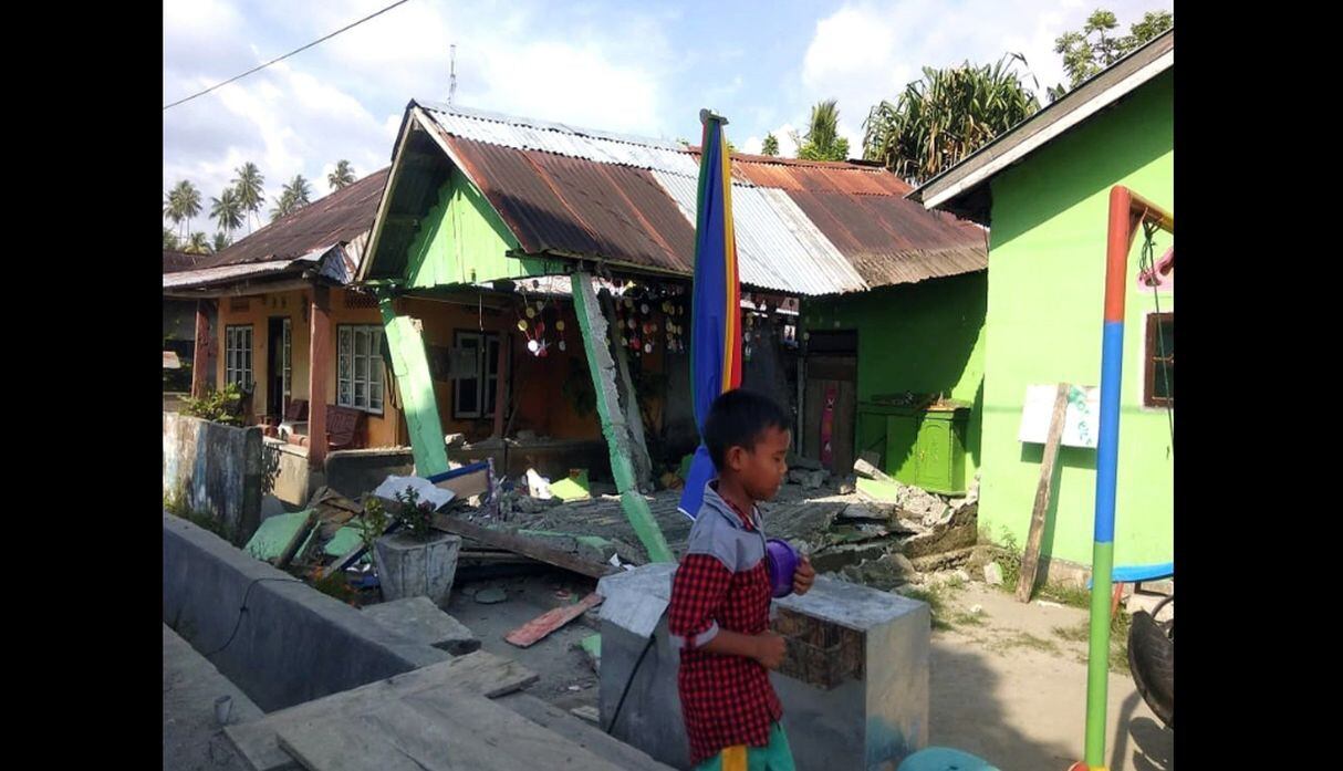 Varias personas murieron tras el terremoto de magnitud 7,5 grados que sacudió esta mañana la isla de Célebes, en Indonesia. (Fotos: Agencias)