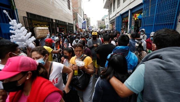 El ministro Hernando Cevallos instó a la ciudadanía a vacunarse, evitar aglomeraciones, mantener distancia de 1.5 metros y usar mascarillas. Foto: GEC/referencial