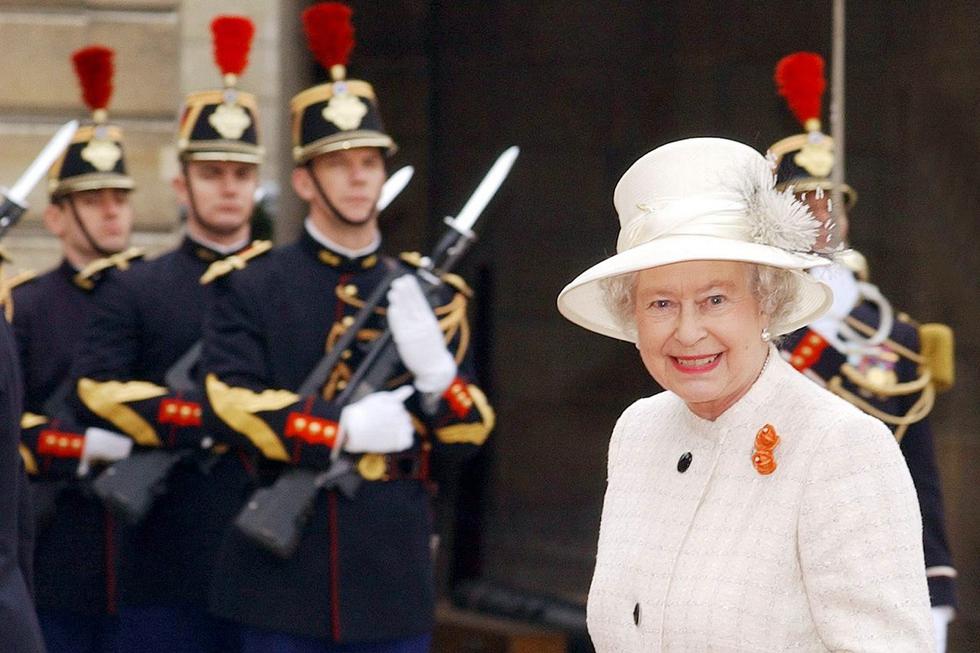 La Reina Isabel II de Gran Bretaña es recibida por la guardia de honor en el Palacio Elysee de Francia. Foto del 5 de abril de 2004. (Foto EFE)