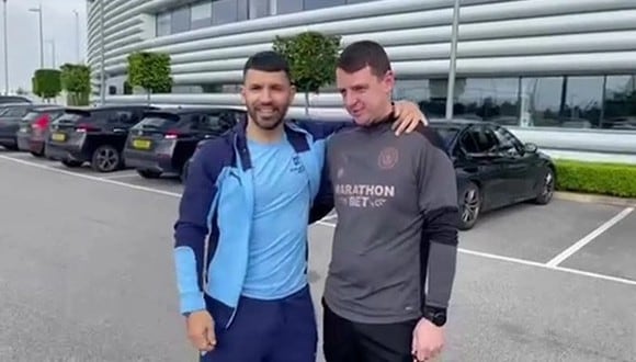 Sergio Agüero y Ally Marland, utilero de Manchester City que ganó la camioneta del jugador. (Foto: Captura)