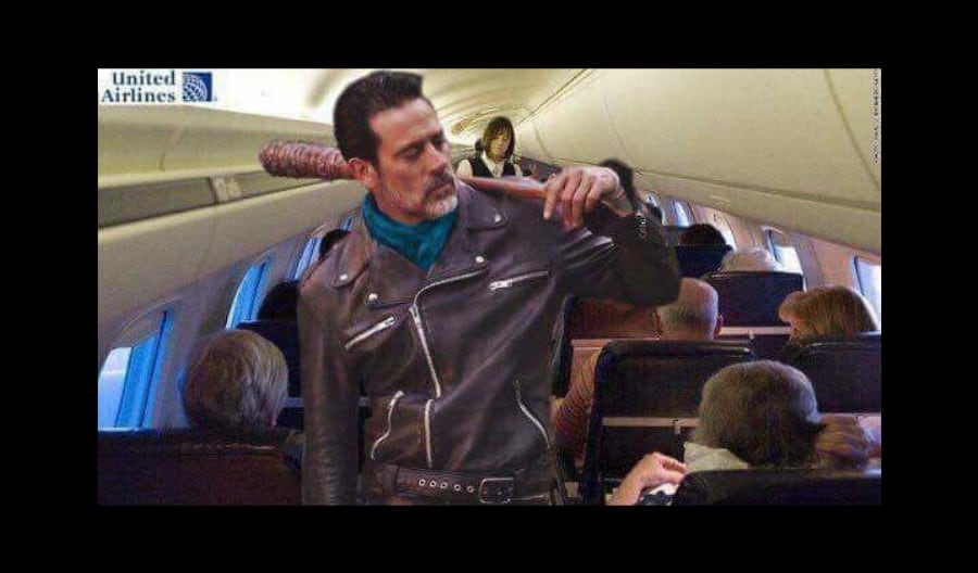 El video del pasajero expulsado a la fuerza de un vuelo de United Airlines se volvió viral y dio pie a memes.
