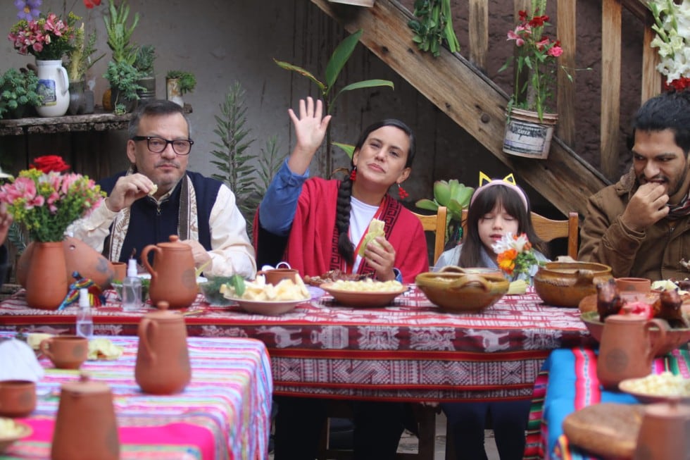 La candidata de Juntos por el Perú, Verónika Mendoza disfrutó en casa de su padre en Cusco del acostumbrado desayuno electoral.