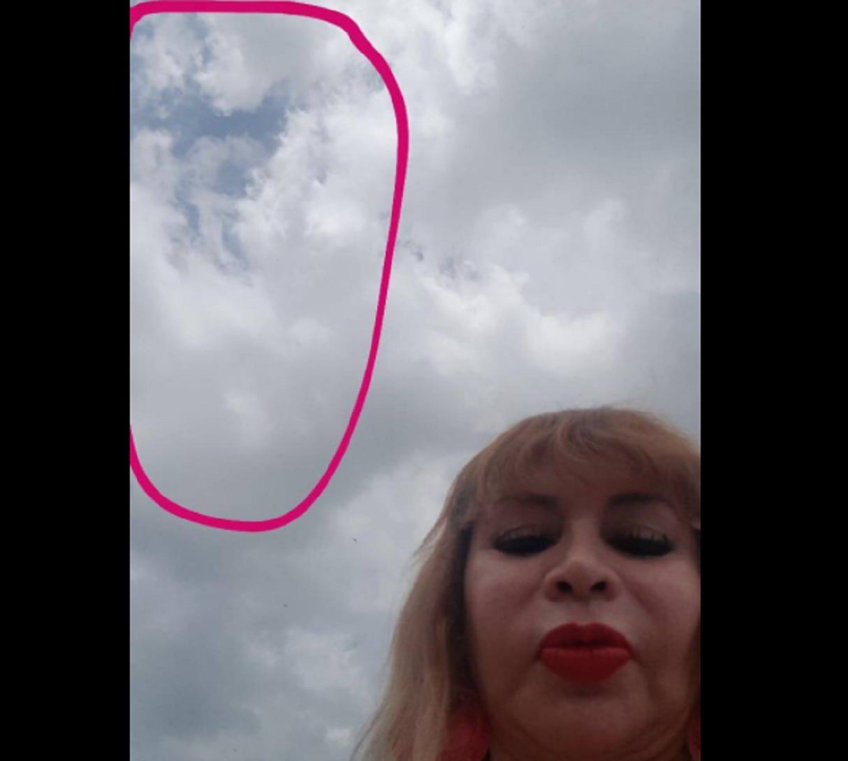 La exvedette publicó foto de nube en Facebook