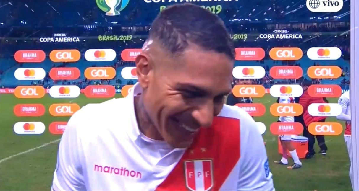 Palo Guerrero sufre broma de sus compañeros al final del partido