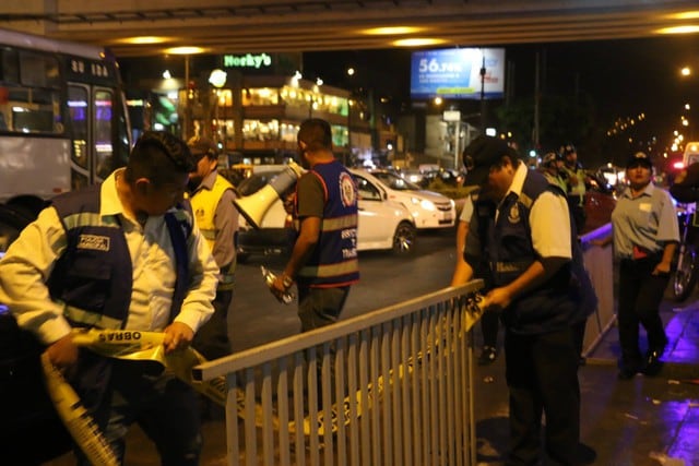 El espacio público ocupado por ambulantes y mototaxistas fue cercado por personal municipal (Foto: Difusión)