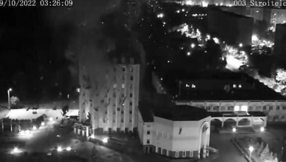 Edificio del ayuntamiento en la ciudad de Energodar en la región de Zaporizhzhia, que recibió el impacto de un misil. (Foto: captura Twitter)