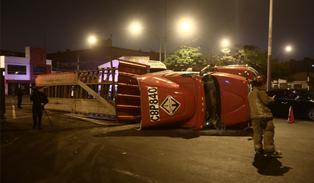 Caos en el Cercado de Lima: tráiler se vuelca en la Plaza Unión y genera congestión vehicular