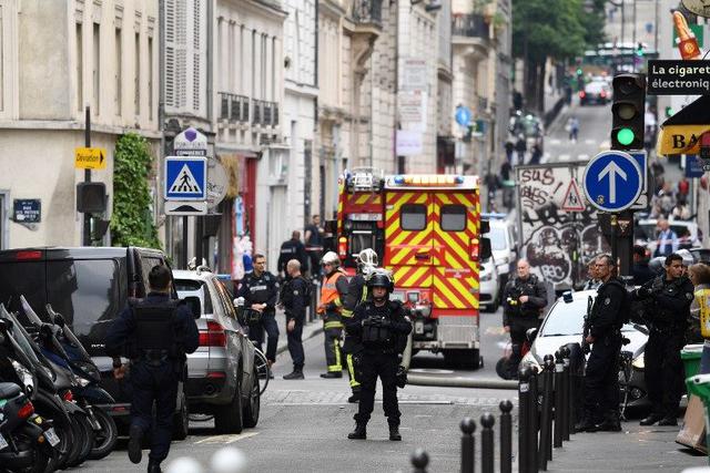 París: hombre tomó como rehenes a dos personas y amenaza con detonar una bomba (AFP)