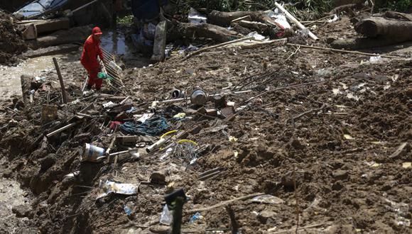 Un bombero quita lodo mientras busca víctimas de un deslizamiento de tierra en la comunidad de Bola de Ouro, ciudad de Jaboatao dos Guararapes, estado de Pernambuco, Brasil, el 1 de junio de 2022. - Las inundaciones y los deslizamientos de tierra provocados por lluvias torrenciales ya han matado al menos 106 personas en el noreste de Brasil, dijeron las autoridades el martes mientras los trabajadores de emergencia continuaban una búsqueda desesperada. (Foto de SERGIO MARANHAO / AFP)