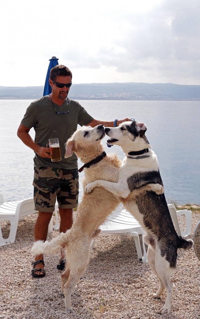 Crikvenica se promociona desde hace años como un destino para turistas con perros. (Foto: EFE)