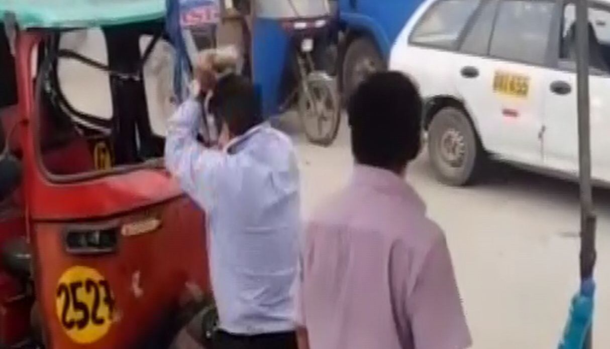 Destruyó su mototaxi para impedir que se lo incauten. Video: Canal N