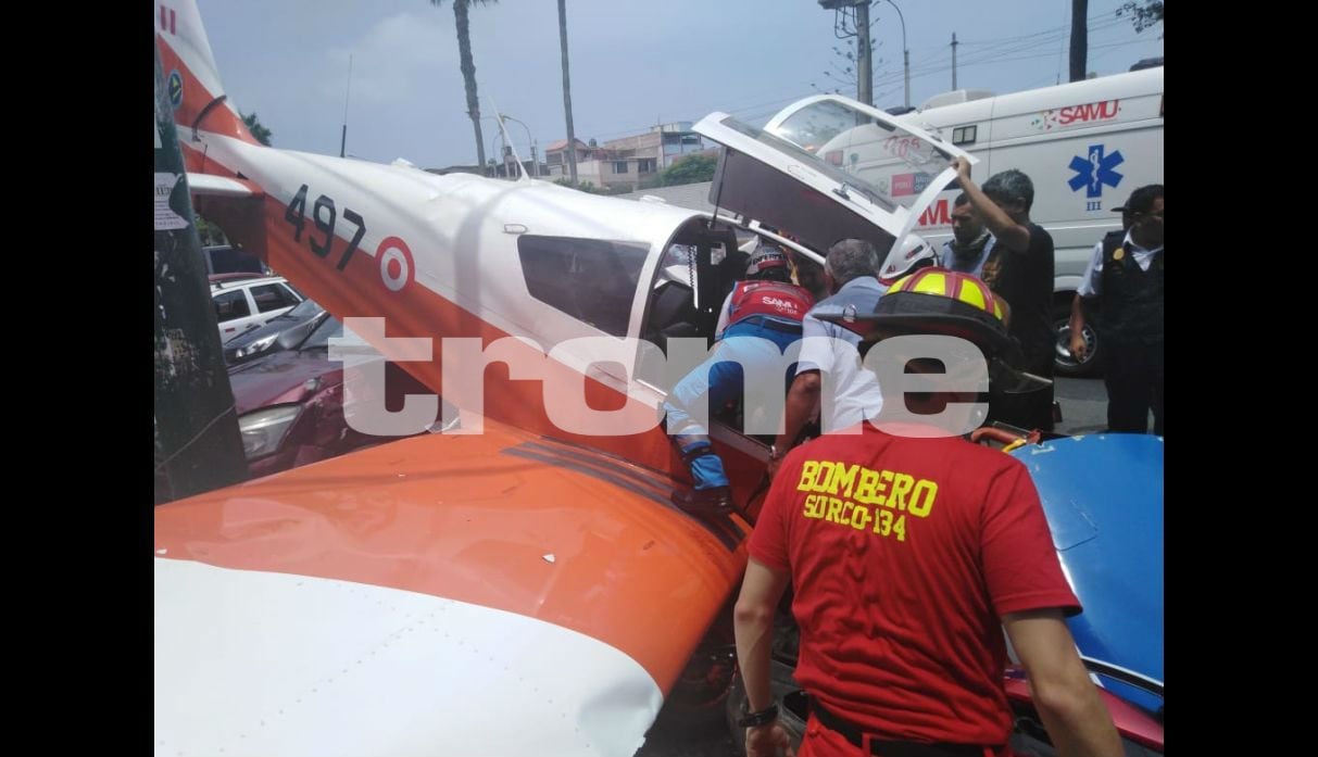 Avioneta cae cerca de la avenida Tomás Marsano y causa pánico entre los vecinos. Foto: Jhosep Ángeles