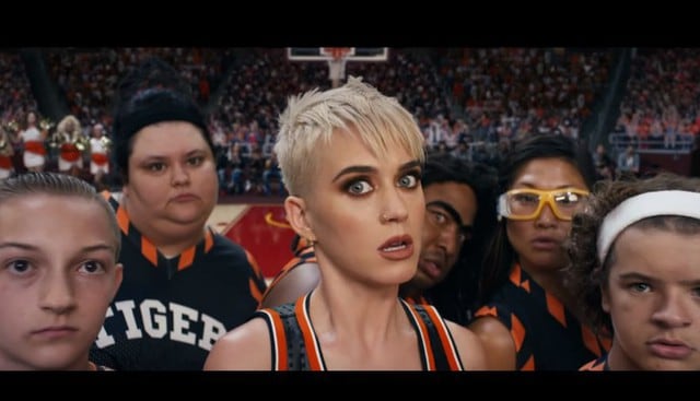 Katy Perry en el videoclip de Swish Swish.