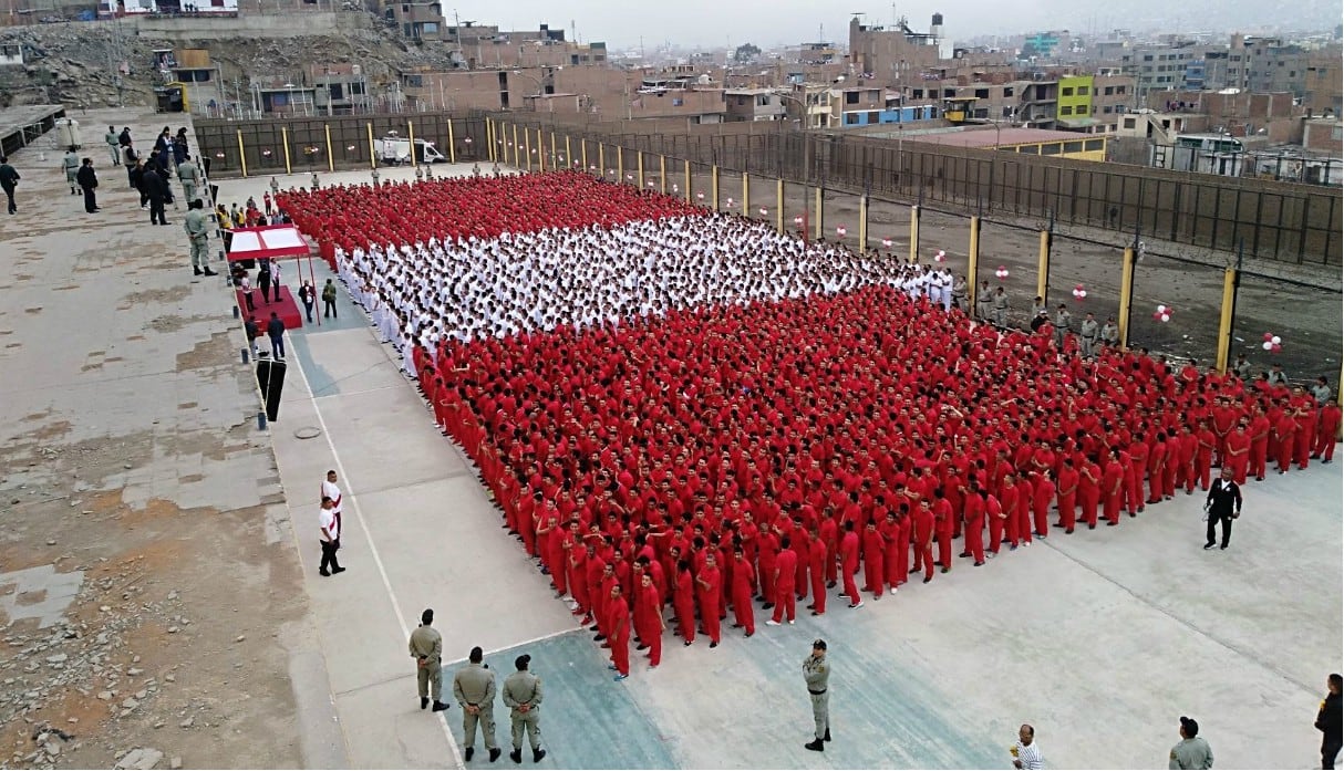 Perú vs Dinamarca: Tres mil internos de Lurigancho forman bandera humana en apoyo a la blanquirroja
