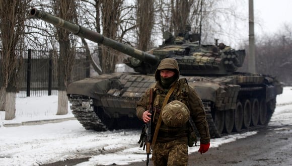 Un militar de las Fuerzas Militares de Ucrania ocupa un puesto en la región de Lugansk el 11 de marzo de 2022. (Foto de Anatolii Stepanov / AFP)