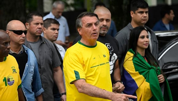 El presidente brasileño y candidato a la reelección, Jair Bolsonaro, se va después de votar durante las elecciones legislativas y presidenciales, en Río de Janeiro, Brasil, el 2 de octubre de 2022.  (Foto por MAURO PIMENTEL / AFP)