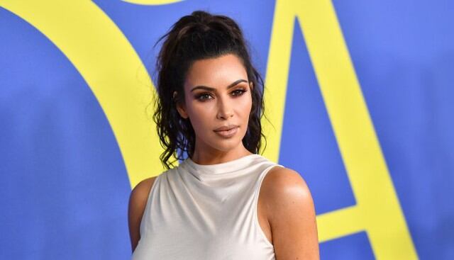 Kim Kardashian contagia su espíritu navideño y luce ajustado 'outfit'.