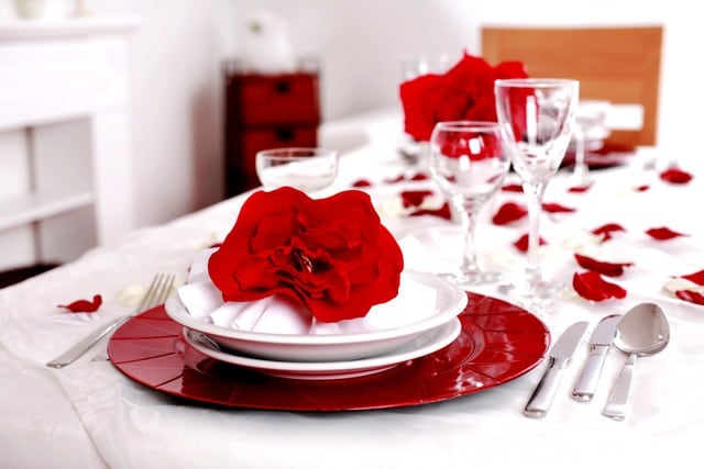 La mesa donde cenarán, puede tener vajilla rojo y blanco. (Foto: Difusión Claudia Tassara)