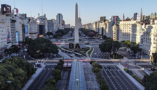 El presidente de Argentina, Alberto Fernández, decretó el aislamiento "preventivo y obligatorio" de la población desde este viernes hasta el 31 de marzo, para detener la propagación del COVID-19. (AFP).