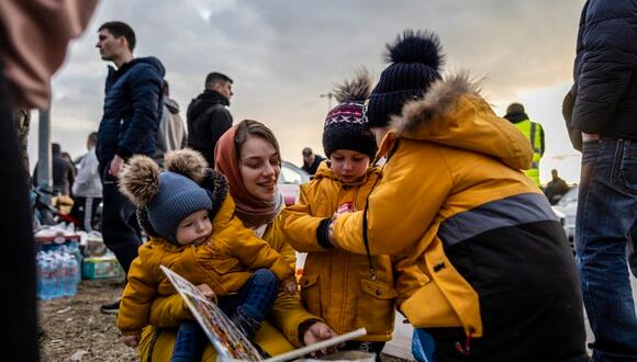 Refugiados ucranianos llegan desde el cruce fronterizo peatonal de Medyka, en Przemsyl, este de Polonia. (Foto: Wojtek RADWANSKI / AFP)