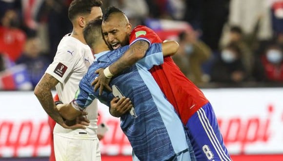 El emotivo abrazo entre Vidal y Bravo tras triunfo sobre Paraguay. (Foto: AFP)