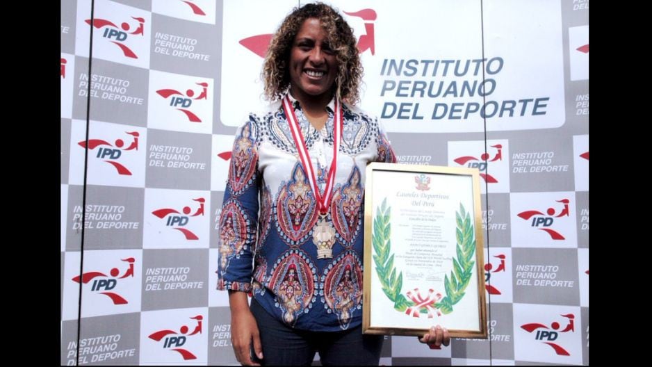 La surfista Analí Gómez recibió los Laures Deportivos en los exteriores del estadio Nacional por parte del Instituto Peruano del Deporte (IPD). (Foto: @ipdcomunicacion)