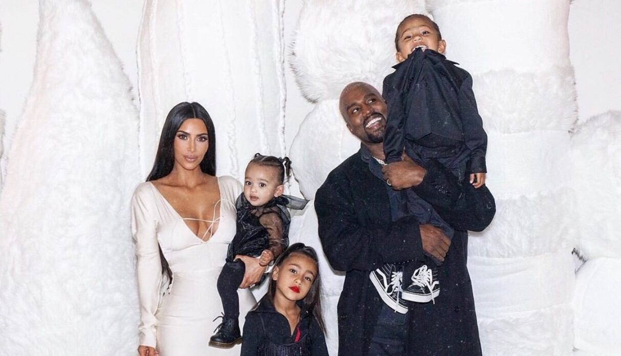 Kim Kardashian celebra aniversario de bodas con Kanye West con sensual vestido negro (Foto: Instagram)