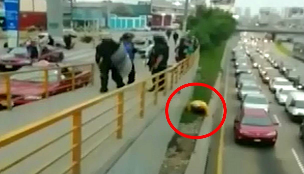 Denuncian que fiscalizadores le quitan triciclo a ambulante y lo arrojan a la Vía Expresa. Foto: Captura de ATV Noticias