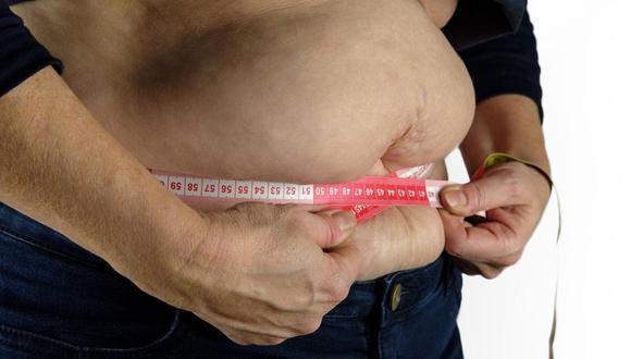 Hombre obeso mide el contorno de su vientre con una cinta métrica. (Foto: Pixabay)