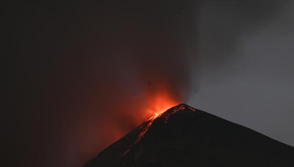 El volcán de Fuego entra en erupción, visto desde Alotenango, municipio del departamento de Sacatepéquez a 65 kilómetros al suroeste de Ciudad de Guatemala el 11 de diciembre de 2022. (Foto por Johan ORDONEZ / AFP)
