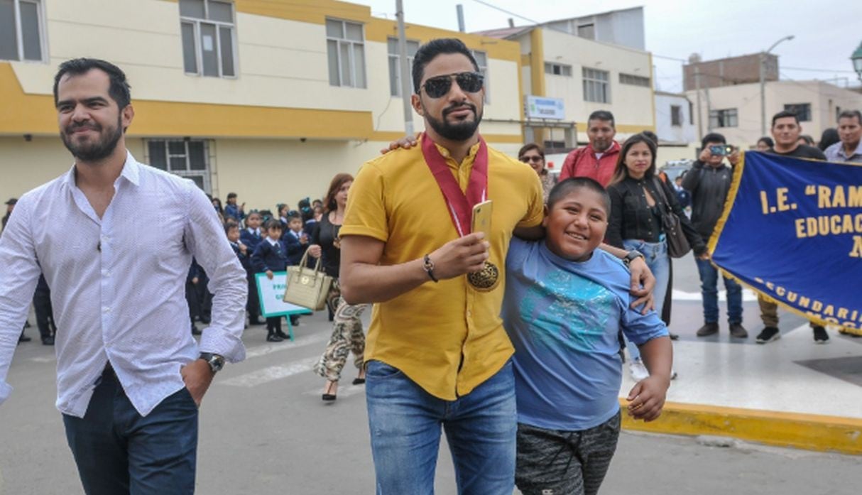 Empresario árabe cumplió promesa de donar equipos de cómputo al colegio del niño Víctor Angulo. (Fotos: Municipalidad de Moche)