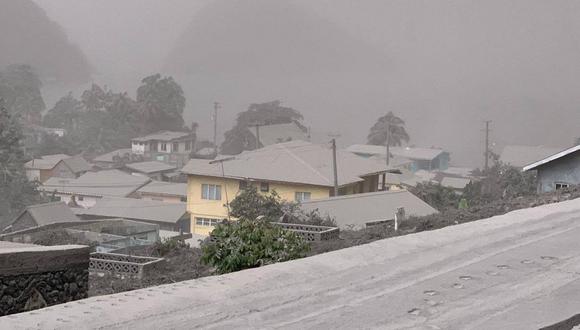 Casas en Chateaubelair, San Vicente, cubiertas de ceniza después de la erupción del volcán La Soufriere. (Foto: AFP)