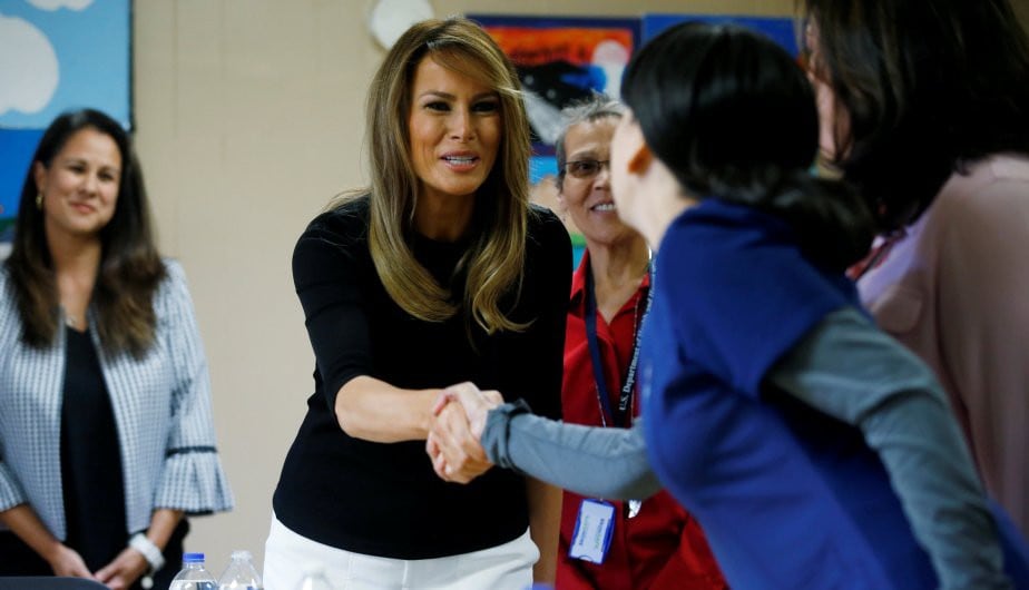 La primera dama de Estados Unidos realizó visita a un albergue para menores indocumentados en Phoenix, tras recorrer centro de detención temporal de migrantes. (Foto: EFE)