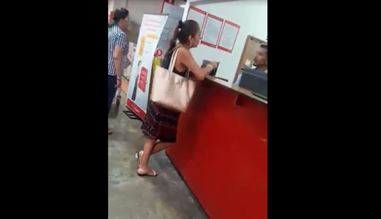 Mujer maltrató a trabajadores de una tienda.