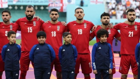 Jugadores de Irán se resistieron a cantar su himno. (AFP)